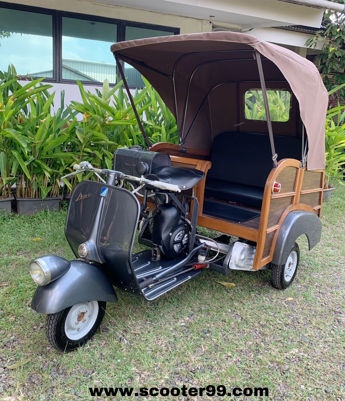 Side profile of Ape Calessino Grey vintage utility scooter